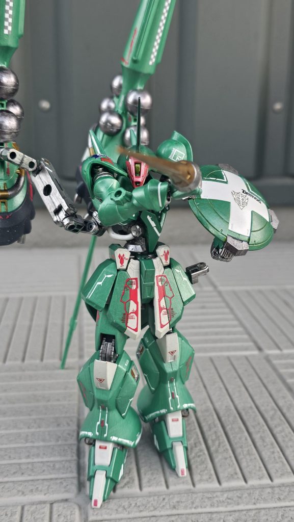 ヒートランス左腰に装備されているヒート式のランス。MSのシールドごと敵を貫通させるほどの威力を持つ。