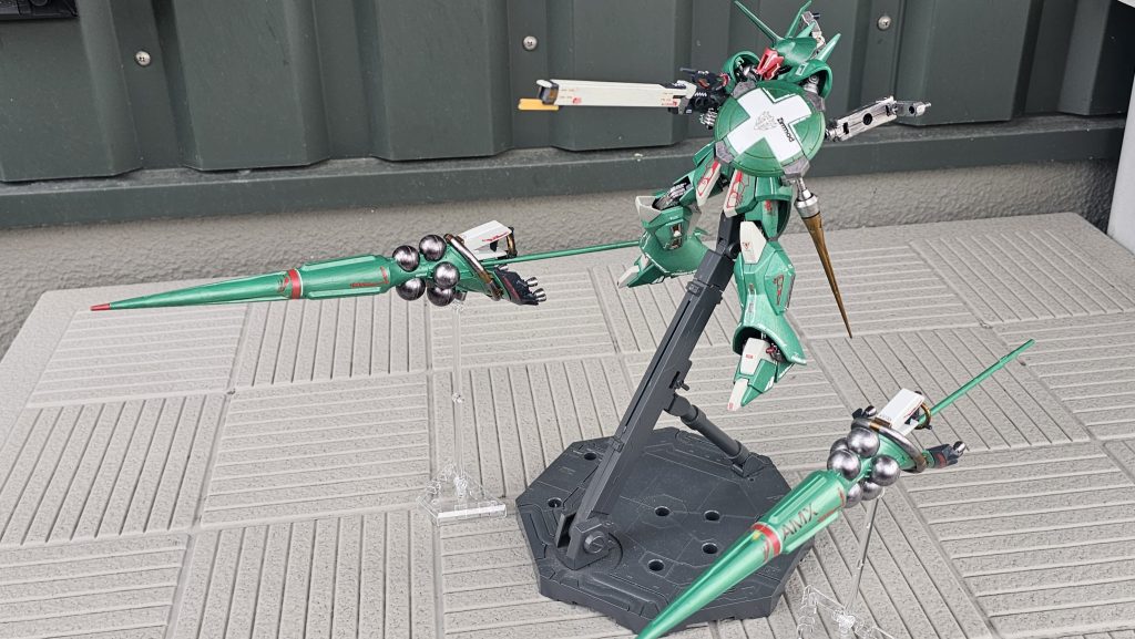 ツヴァイ フォステンハクジを発展させた装備。安定性に重きを置いたガンマサイコミュが導入されており遠隔操作、手で持つことで大型ランスとして使用可能であり、背部に装備したままビームキャノンとして使用も出来る。地上に置いては本装備によるスラスターにより短時間だが飛翔が出来る。