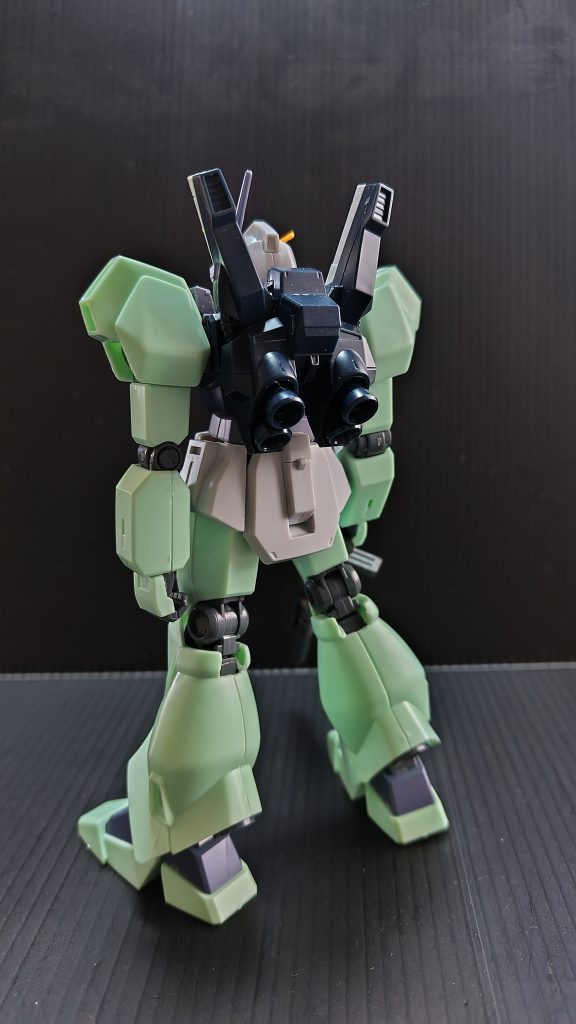 腕は、バインダーガンに付くボールジョイントで、脚は、ジャンクになっていたジェガンブラストマスターからとふくらはぎを少し切り、より脚が曲がるようにしています