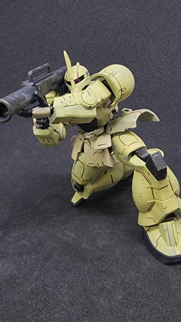 見えませんが旧ザクのバズーカならでは、炸薬から肩を守る(的な)パーツ付属です。さすがに腰アーマーは不細工になりますが、膝立ちできるのはスゴい。