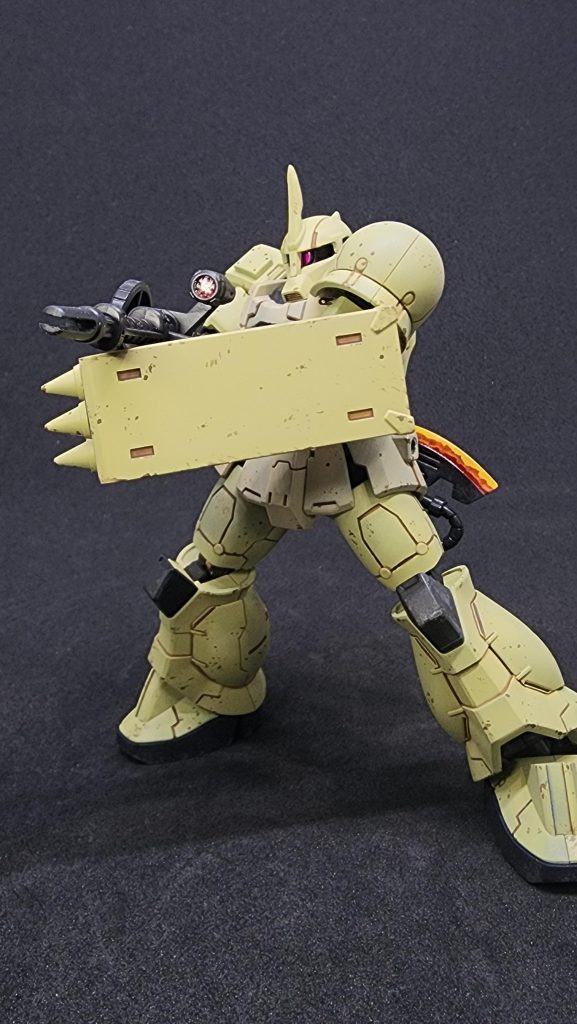 アンテナついてる旧ザク…って思い付いたのがこの機体だったので、こうなりました(笑)相も変わらず可動と遊びやすさ…コスパ良いですね