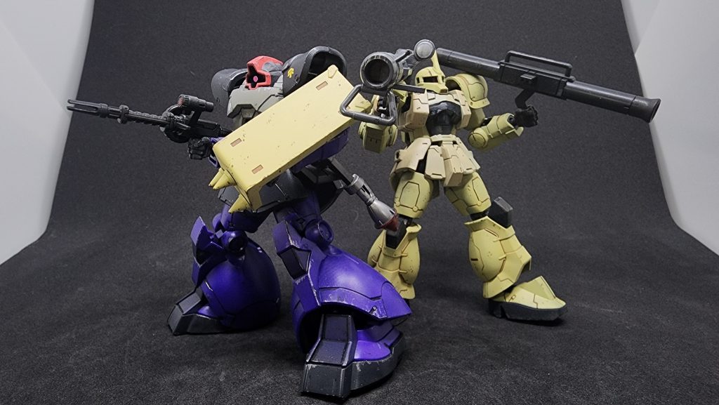 以前作ったドムと。こんな風に遊んでると、なんとなくPS3のガンダム戦記を思い出します。そういやエリク機もツノ付だったな…？