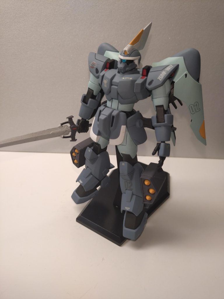 HG版　2番機　　　　　　　　　　　　　　　　　　ジャンクで購入したものですが、当時1000円ぐらいだったのに組み立て済みで、2800円って高すぎ〜。延長工作で腰、腕、脚1.5ミリ延長しています。