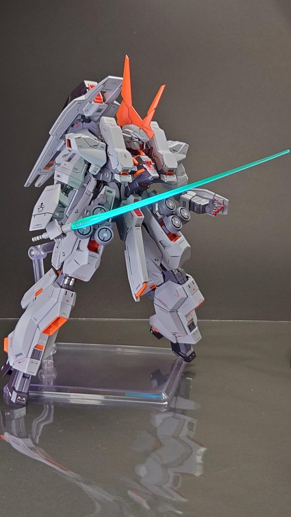 ビームサーベルはLEDブラックライト照射で好みの水色っぽく光るように蛍光塗料を調色しました(ライト照射しないと暗めの緑色っぽい状態の色味になります)