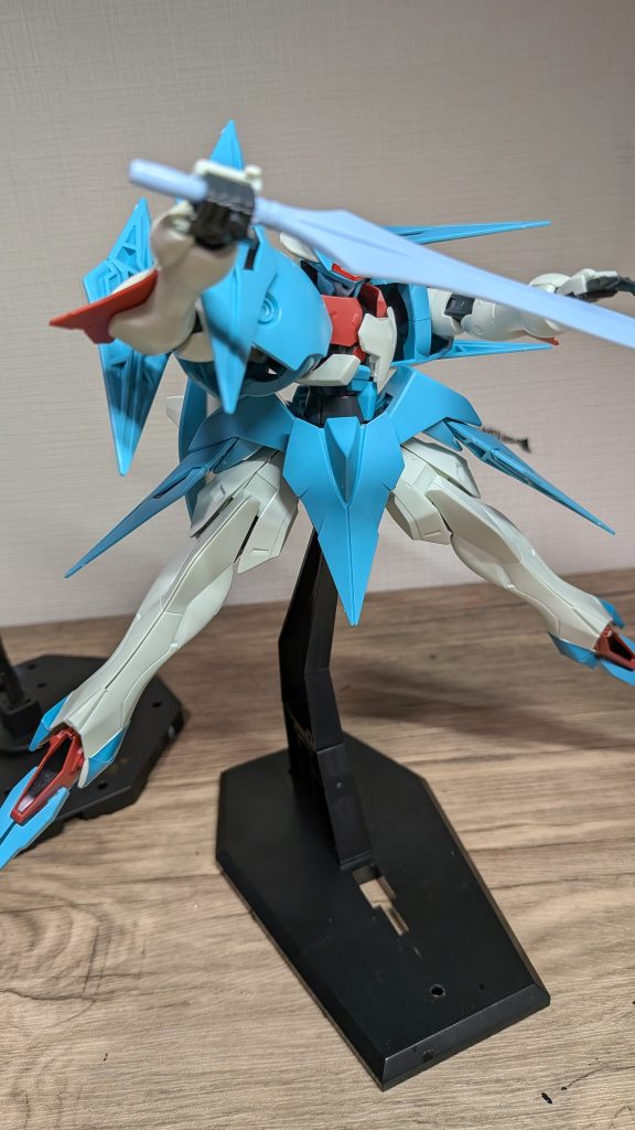 この機体はアニューリターナーの専用機であり、20話に登場し、ライルのケルディムと死闘を繰り広げた機体です。GNヒートソード、GNファングを装備しています