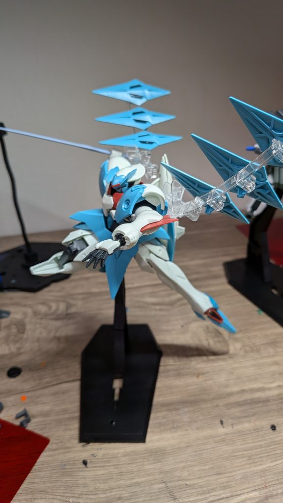 キットとしては、頭部、ファング、ファング対応スタンド、ヒートソード、腰部が新規造形で、ほかはガデッサからの流用です。