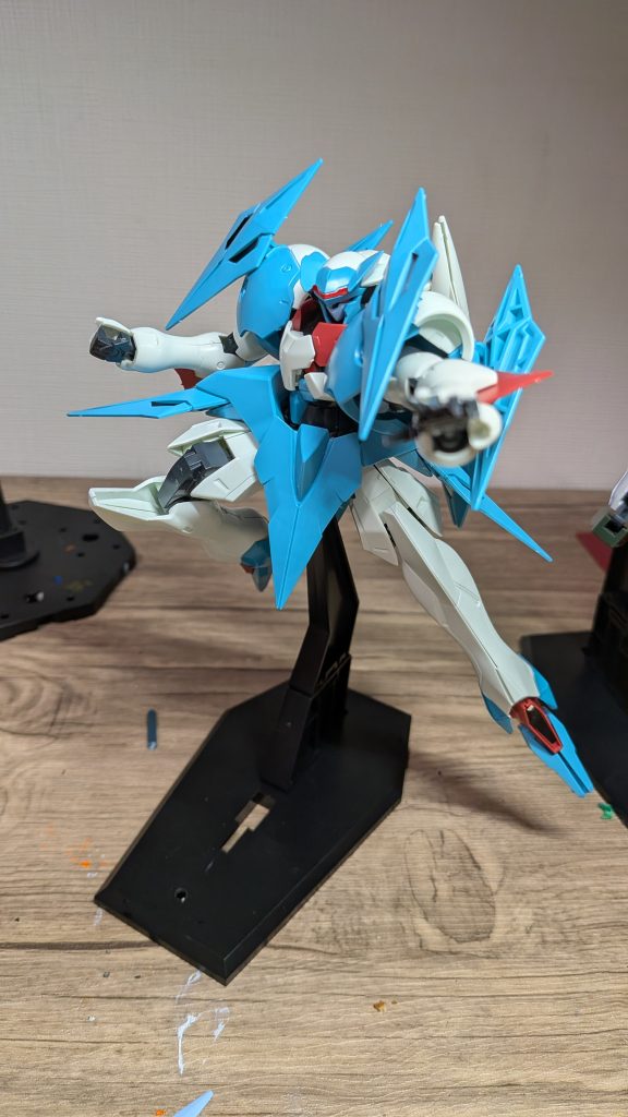 肘のブレードも造形されていますが、尖ってないので、とがさせてみてもいいと思います！