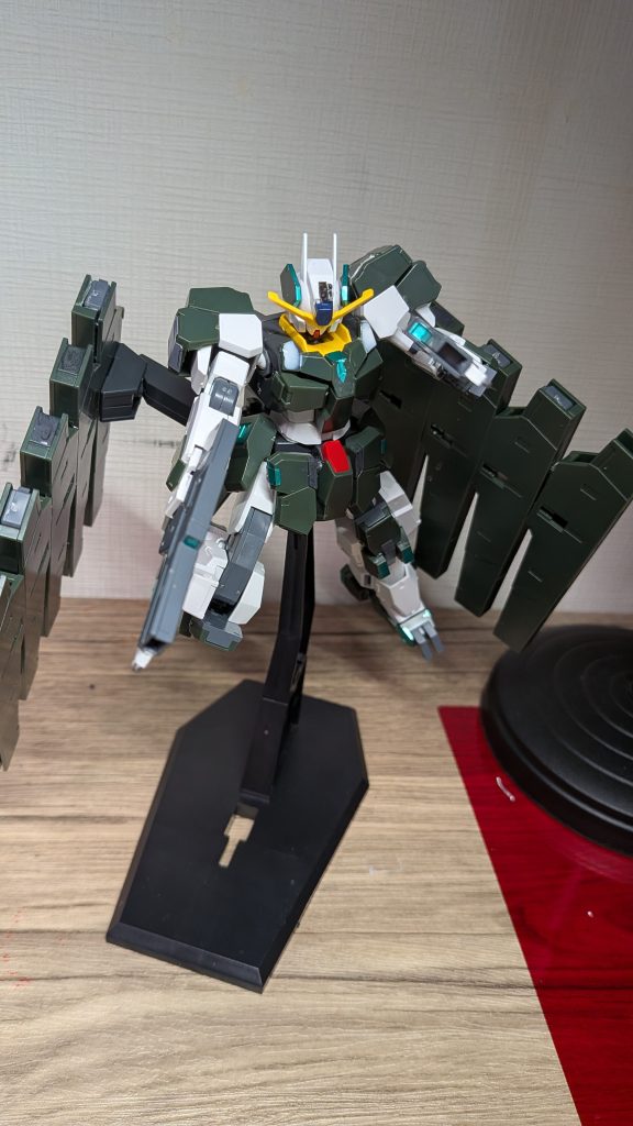 デュナメス、ケルディムの後継機にあたる機体でです。この機体はニール用ではなく、ライル用に設計されています。なので、スナイプセンサーは、ありますが、狙い撃ってませんね。乱れ撃ってるんで全身にミサイルを装備しており、なんと、その数76機!ライトの機体の型式番号も76なのでまさに、運命ですね!ちなみにぼくはケルディム派です!