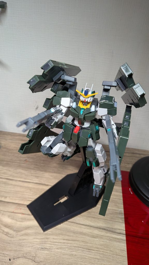 最終決戦仕様では、ノーマル版のパーツを流用しながら、ホルスタービットが増やされています!新規パーツはkps材なので、材質に違和感が出てると思います(バックパックと胴体て比べると結構違って見える)