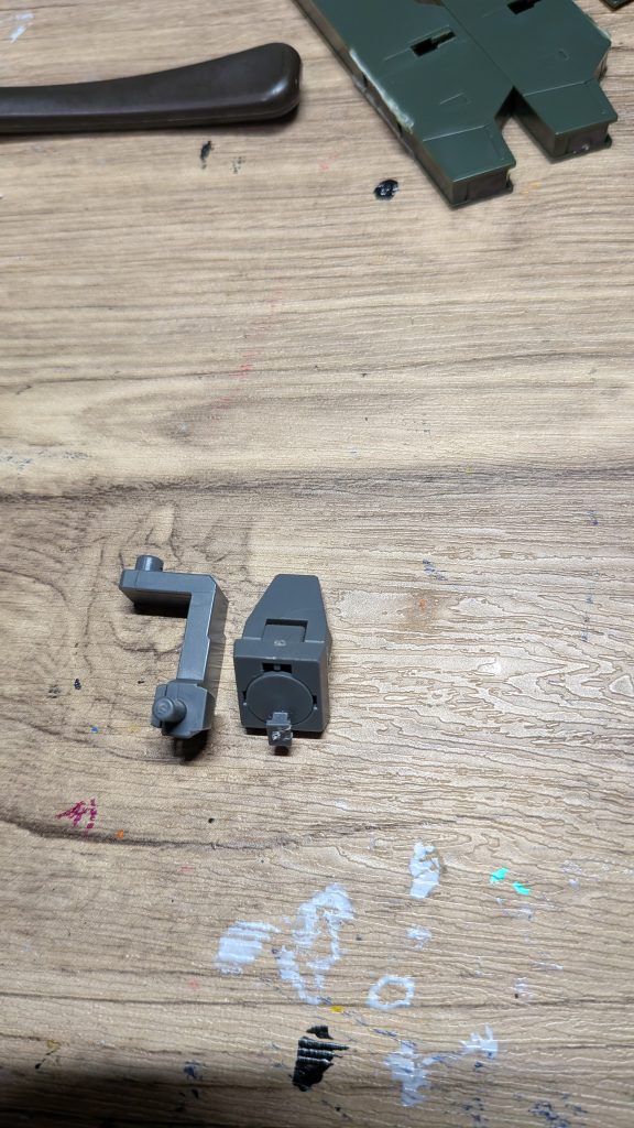 個人的にヒヤヒヤした部分だと、新規アームが結構細いので、つけてると折れそうで怖いです!あと、ホルスタービットの接続軸が結構もろく、折れやすいので注意!今回は以上です!フォローよろしくお願いします!それではまた次回!