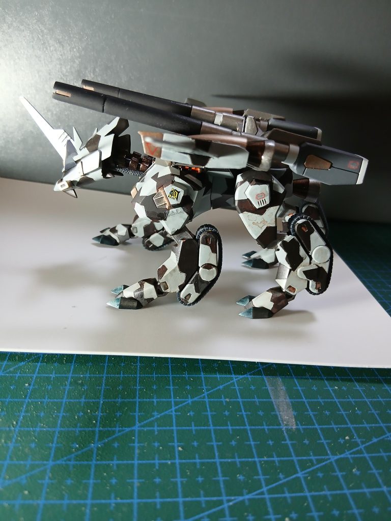 真横から。一応バルトフェルド機だぞ。と虎のデカールを控え目に。