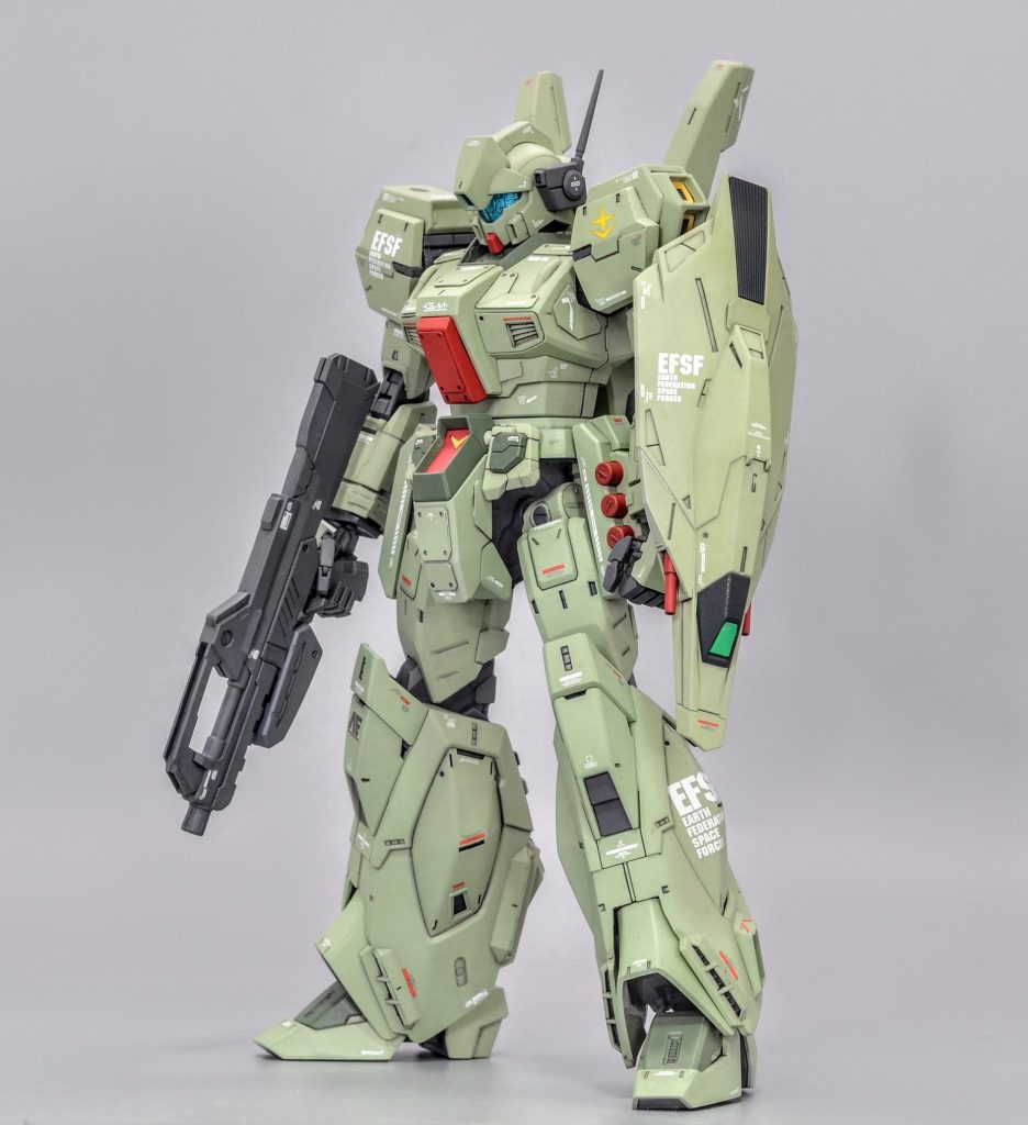 武装はビームガン内蔵型のシールドと試作型ビームライフルです