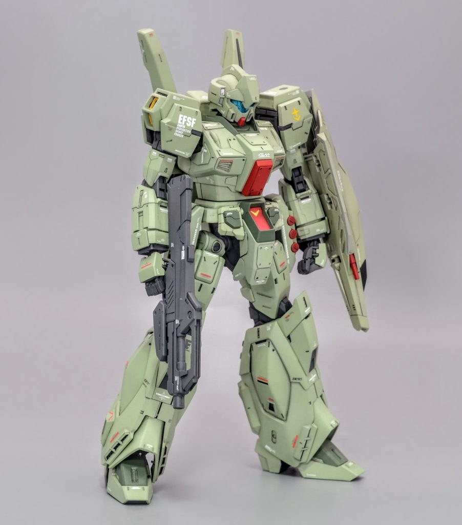 装甲形状の変更やスラスター増設で通常機よりも高コストながら性能が強化されたエース仕様機です