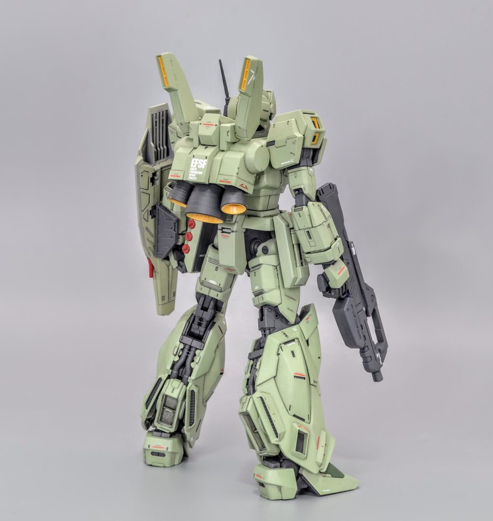 MGジェガンD型にプロヴィデンスの四肢やヴァーチェの肩をミキシングしてスタイリッシュかつマッシヴなスタイルで構築しました