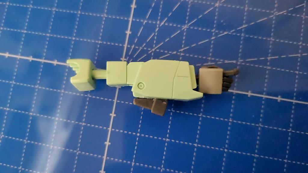 右腕にビームサーベルを装備