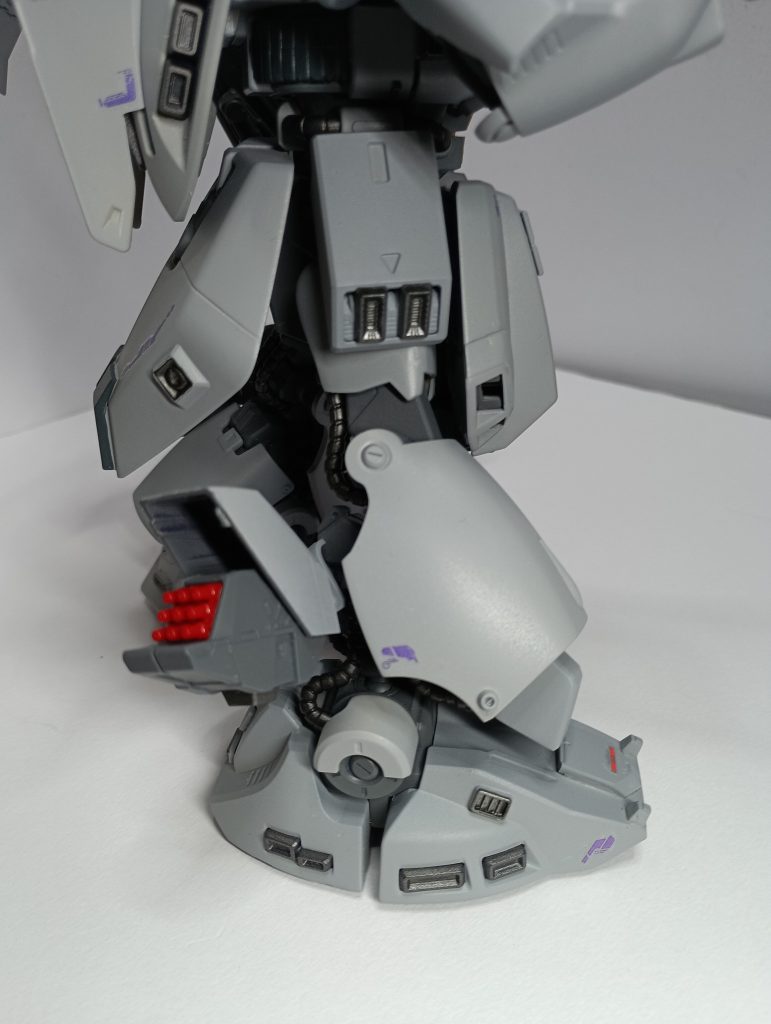 脚部ブースターにはファンネルミサイルを装備。（キルケ―の魔女見たんでつい……まあ…シロッコなら設計してそうなのでW）