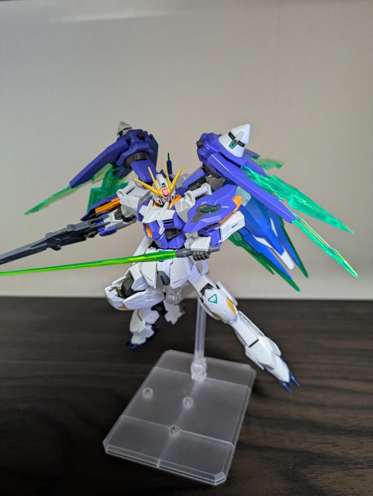 GNビームサーベル腰部装甲に収納できる、取り回しの良い格闘武装。見た目は変わり、切断力がフルドライヴガンダムリベルタスのときから向上している。