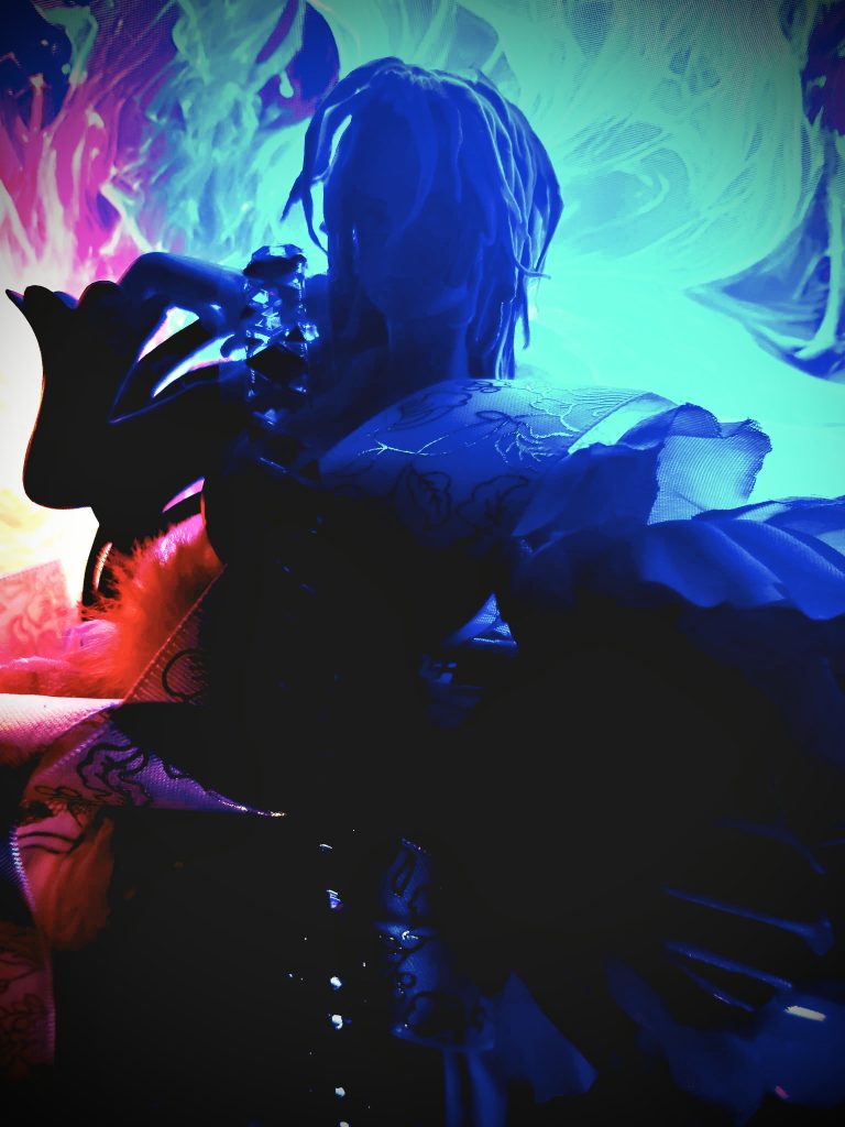 「閣下、、いまあなたの復讐を開始します、、、　このマレーネ・カーンが、、