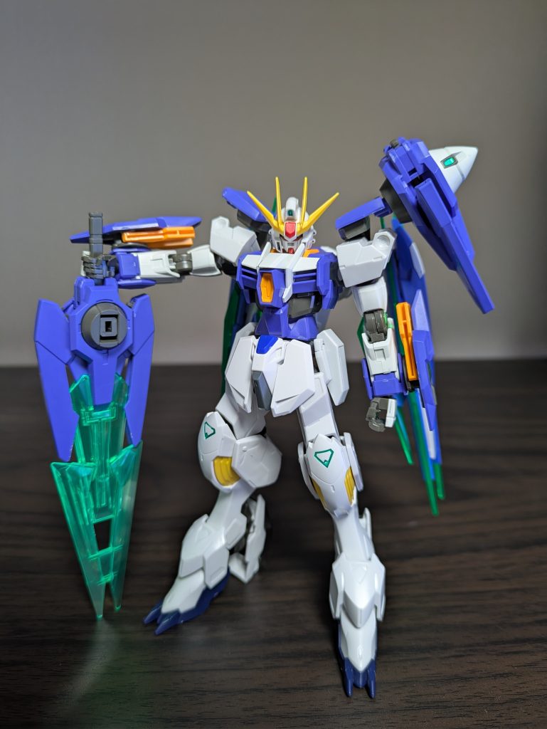 GNバスターソードアーク見た目は何も変わっていないが、フィフスドライヴとなったことで出力が以前よりも向上している。非使用時は背部から伸びているアームに接続し、機体へ粒子を供給している。