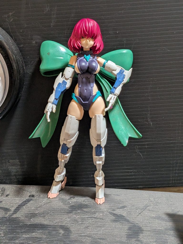 余ったオプションボディパーツを組み合わせて遊んでいたらハマーン・カーン風になったのでアップしてみました（笑）