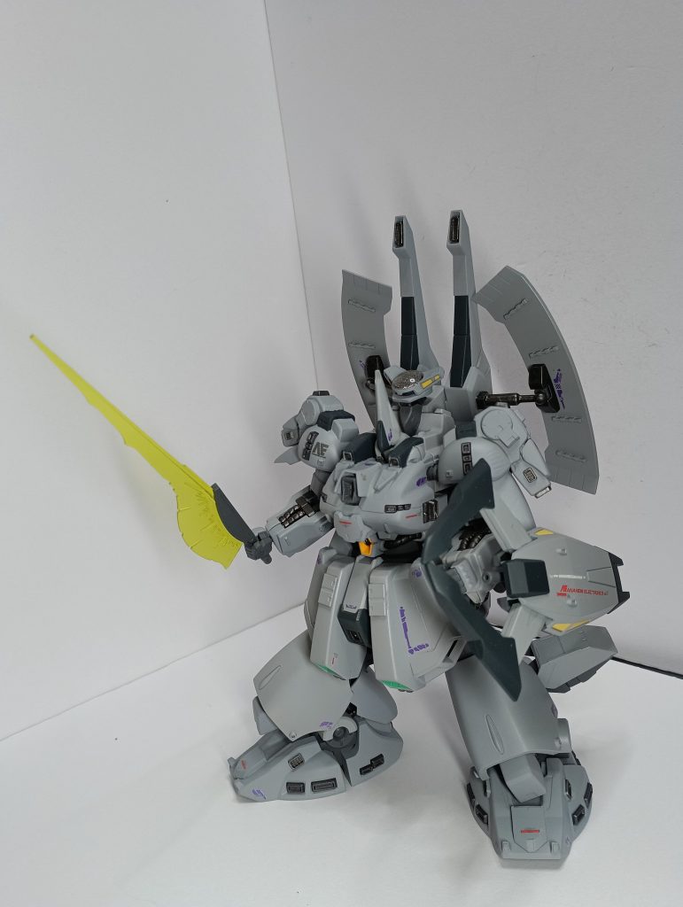 ビームサーベルは、元のジ・Oではサイドスカートに格納されていたのですが、そこもスラスターにしたので、ボリノーク・サマーンの物を使用。