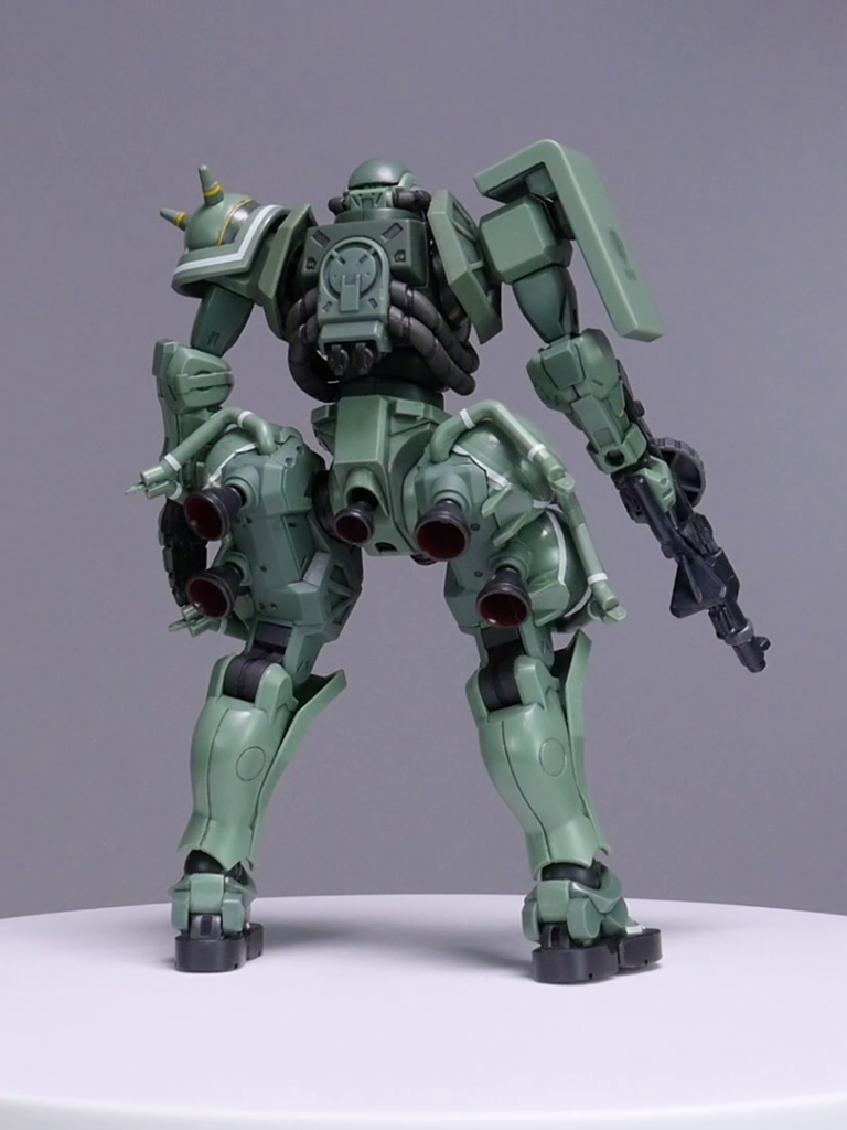 背面です。トップコートにツヤ消しを吹いた、角張ったパーツが多いので印象が変わりますね。バーニア内部の赤は、タミヤのレッドにハルレッドを混色して暗めにしてみました。