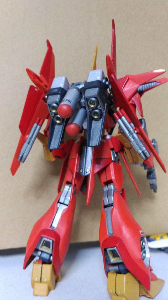 背面もシャープ。細部まで塗装してやるとぐっと引き締まります。分離＆変形は塗装後は気をつけないと剥離します。この価格で2機に分離出来るのは素晴らしいです。