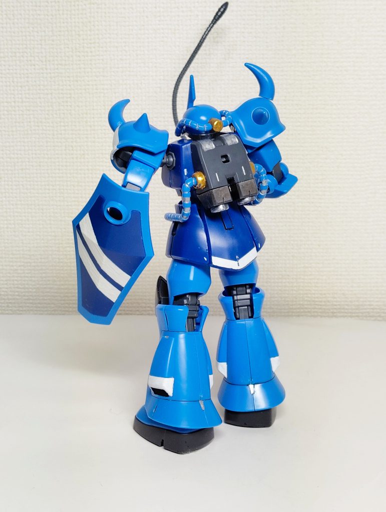 前に作ったグフ・カスタムに倣ってメタリックシルバー・ゴールドをあしらう。背中の間延びしたランドセルがオヤジの哀愁を漂わせる・・・？