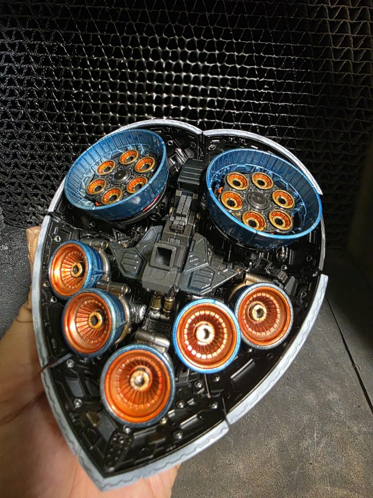 スカートの中など所々、金、銀で部分塗装してます