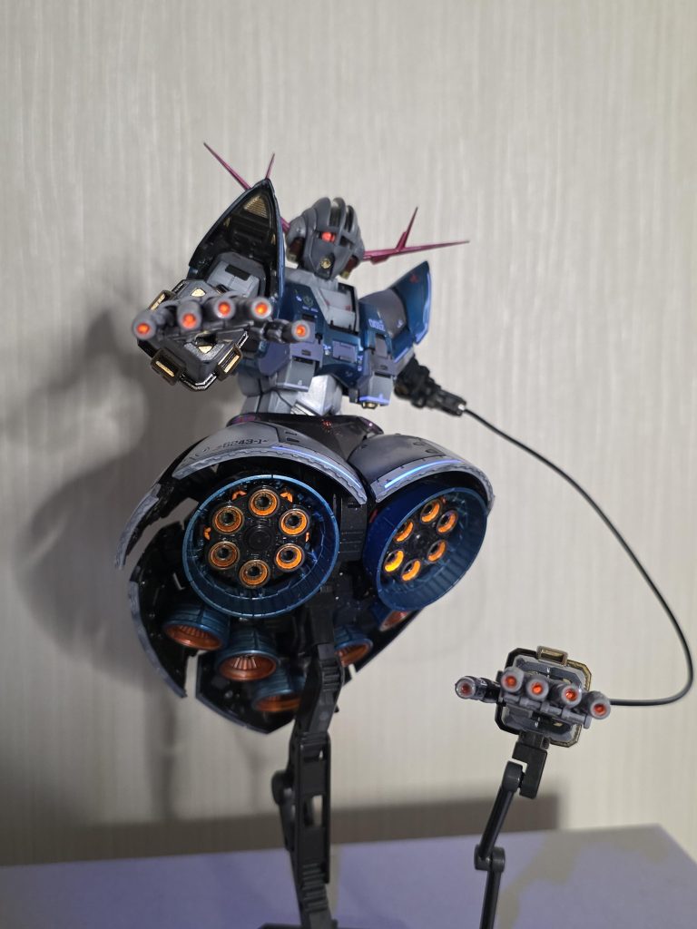 デカールも別売を使ってるのでUVで発光します