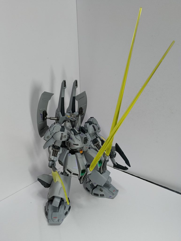 流石に隠し腕なんてもうバレバレだからこれ位しないとダメかな…と思ったので、以前作ったサイコガンダムMkⅡの余ってたビーム刃を流用。ちなみにビームキャノンとしても使えます。