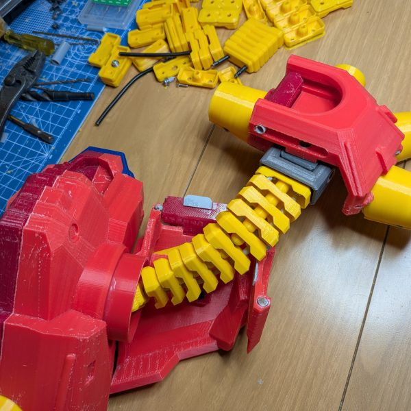 デビルアームのクネクネに難航してました。ボディ部に収めてる部分引き出してもコレが限界の長さです・・・😅完全変形では長さが厳しいので少し見栄えパーツ作るしか無いですね（笑）因みにアームは２回失敗して現在バージョン3です😵（2枚目）