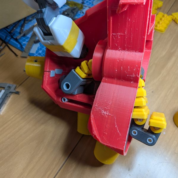 デビルアームのクネクネに難航してました。ボディ部に収めてる部分引き出してもコレが限界の長さです・・・😅完全変形では長さが厳しいので少し見栄えパーツ作るしか無いですね（笑）因みにアームは２回失敗して現在バージョン3です😵（3枚目）