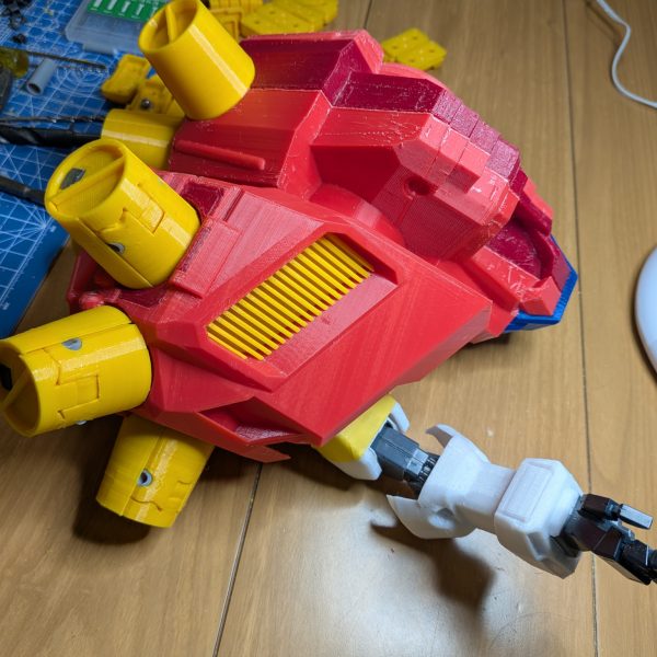 デビルアームのクネクネに難航してました。ボディ部に収めてる部分引き出してもコレが限界の長さです・・・😅完全変形では長さが厳しいので少し見栄えパーツ作るしか無いですね（笑）因みにアームは２回失敗して現在バージョン3です😵（4枚目）