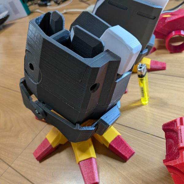 膝下・スネ周辺印刷中です😊片足で約20時間位かけて印刷してます😵太腿部分も含めると約60時間位かかります・・・設定画の足首変形再現こんな感じかな？（2枚目）