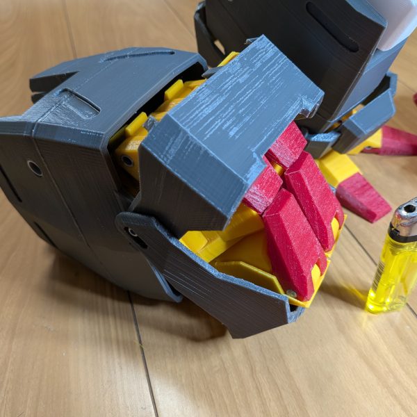 膝下・スネ周辺印刷中です😊片足で約20時間位かけて印刷してます😵太腿部分も含めると約60時間位かかります・・・設定画の足首変形再現こんな感じかな？（4枚目）