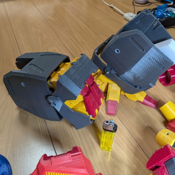 膝下・スネ周辺印刷中です😊片足で約20時間位かけて印刷してます😵太腿部分も含めると約60時間位かかります・・・設定画の足首変形再現こんな感じかな？（3枚目）