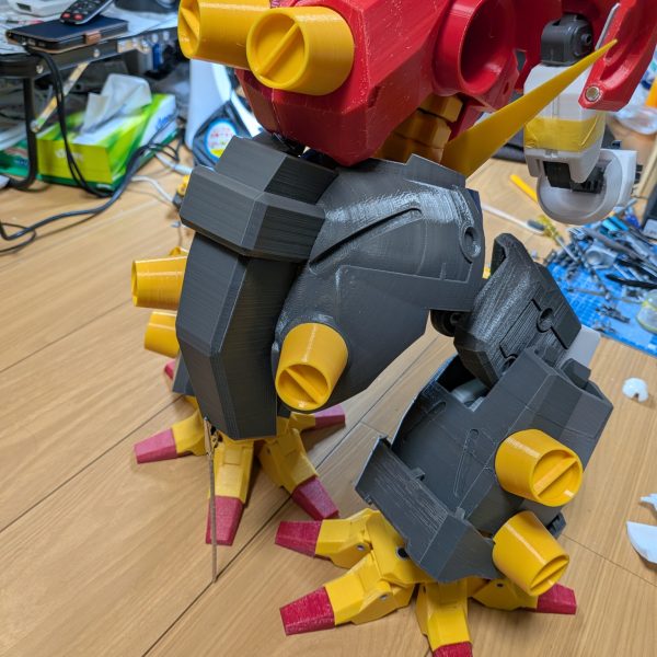 デビルガンダムの部品印刷がほぼ完了しました😊胸と股間の目にLED仕込んでます。変形優先の関節が重さに耐えられないので、支えを製作しないと全部組めませんね・・・😵サイズの比較にGフレームFAの2体置いてみましたがヤバい大きさです。塗装仕上げは簡単に済ませようか悩みます🤐※MA形態の変形写真追加しました😊（4枚目）