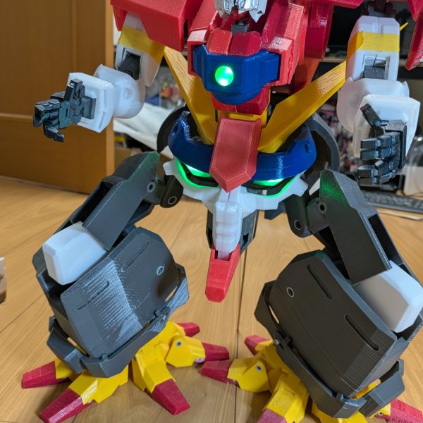 デビルガンダムの部品印刷がほぼ完了しました😊胸と股間の目にLED仕込んでます。変形優先の関節が重さに耐えられないので、支えを製作しないと全部組めませんね・・・😵サイズの比較にGフレームFAの2体置いてみましたがヤバい大きさです。塗装仕上げは簡単に済ませようか悩みます🤐※MA形態の変形写真追加しました😊（5枚目）