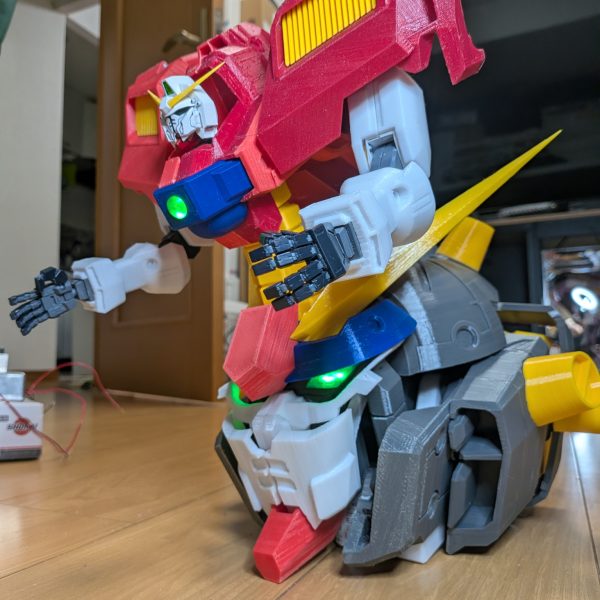 デビルガンダムの部品印刷がほぼ完了しました😊胸と股間の目にLED仕込んでます。変形優先の関節が重さに耐えられないので、支えを製作しないと全部組めませんね・・・😵サイズの比較にGフレームFAの2体置いてみましたがヤバい大きさです。塗装仕上げは簡単に済ませようか悩みます🤐※MA形態の変形写真追加しました😊（6枚目）
