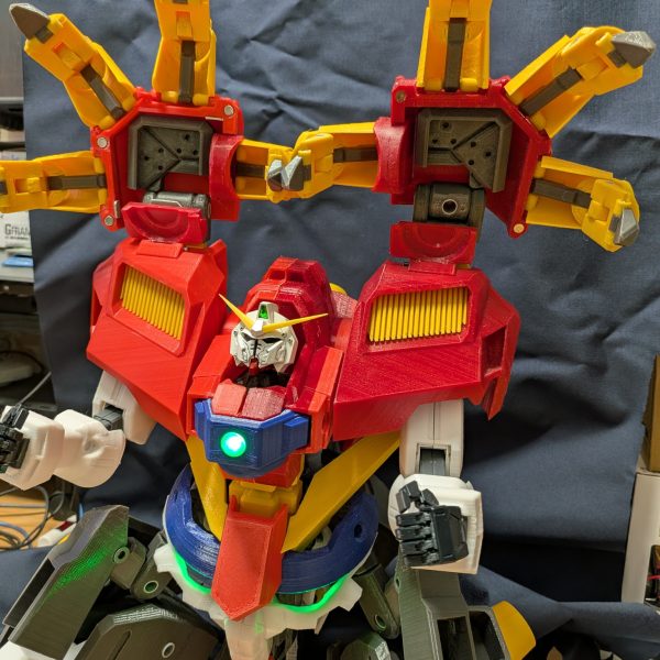 ポーズ付けてる最中に早速関節折ったので、ベース入れて荷重を軽減措置しました😭支えが入ったので、クロー部分も付けて完全変形のチェックしてます。やっぱりアームの長さがちょっと足りないですよね😅一応追加パーツは作ったので、仕上げと塗装作業に入ります😊（5枚目）