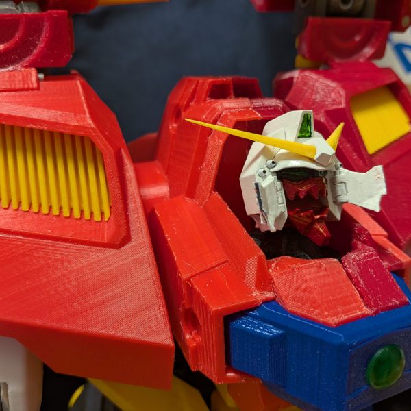 ポーズ付けてる最中に早速関節折ったので、ベース入れて荷重を軽減措置しました😭支えが入ったので、クロー部分も付けて完全変形のチェックしてます。やっぱりアームの長さがちょっと足りないですよね😅一応追加パーツは作ったので、仕上げと塗装作業に入ります😊（2枚目）