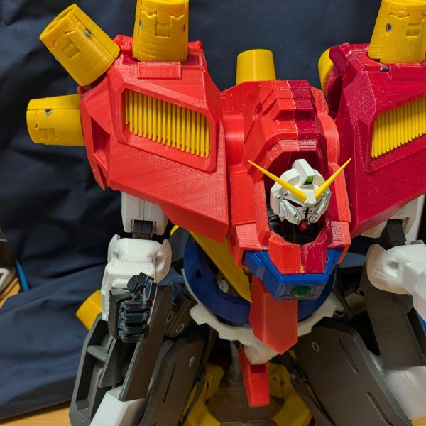 ポーズ付けてる最中に早速関節折ったので、ベース入れて荷重を軽減措置しました😭支えが入ったので、クロー部分も付けて完全変形のチェックしてます。やっぱりアームの長さがちょっと足りないですよね😅一応追加パーツは作ったので、仕上げと塗装作業に入ります😊（3枚目）