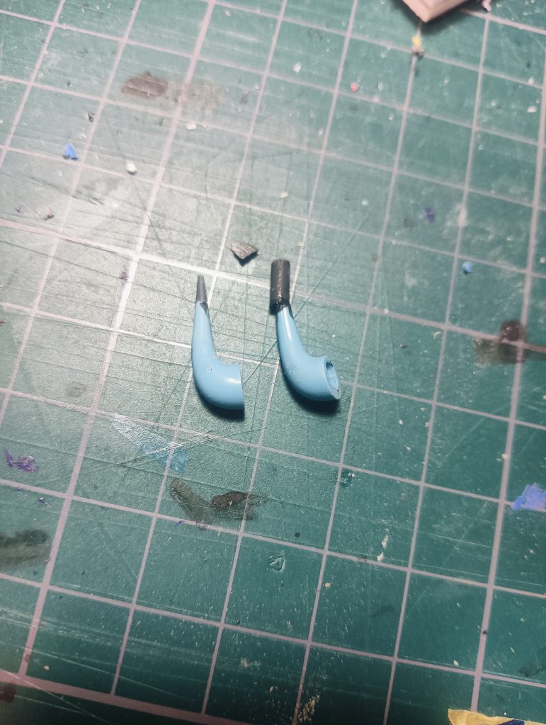 今回は角を鋭利にしてみました！青パーツはガンダムマーカーエアブラシで塗装して他の間接などは缶スプレーを使用しました。塗料:メタリックブルー／赤鉄色／黒色