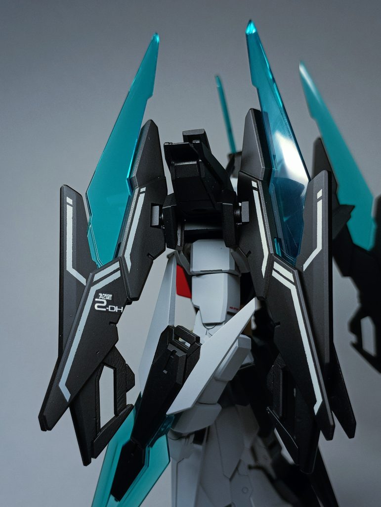 Fファンネルの白いラインは、通常時と変形時の両方で違和感が出ないようにデザインしました。