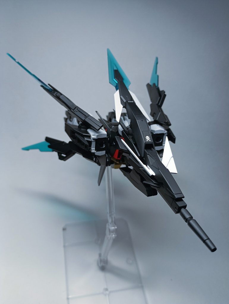 変形の際、肩やファンネルなどの一部関節は一度取り外してから位置を変えてもう一度差し込む方式に改造して、関節の強度を確保しています。