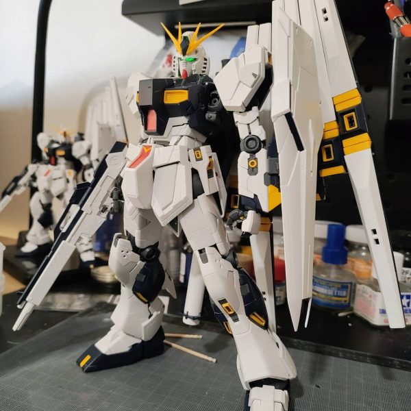 ひとまず仮組終わりました。やはりハイボリュームなキット！表面処理とかモールドの掘り直しをしながら組んだので、10日近くかかりました💦本当に造形がかっこよい👍後ろにうっすら写ってるのはパチ組のまま放置されているRGνガンダムです。これもそのうち全塗装しなくては…以下、これからやることの備忘録少しディティールアップ✓ブチ穴とかモールドを少し追加✓NAOKIさんの作例を参考にできる範囲でやる✓フィンファンネルがツルっとしすぎなので何かやりたい…ファンネルポロリ問題の対応✓ジョイント部分を太らせるかネオジム磁石が候補塗装✓白はスチールホワイトを中心✓紺の部分はプリズムブルーブラックを中心（2枚目）