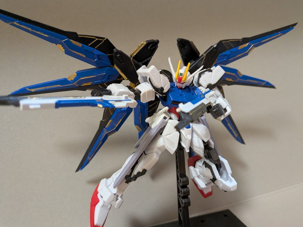 試作三号メイン写真のやつ結局はドラグーンがなくなりそのまま「ストライクフリーダムストライク」になってしまった(諦めのはやいこと)つまり…諦めが速くて失敗しただけ。以上、前代未聞の初投稿であった…