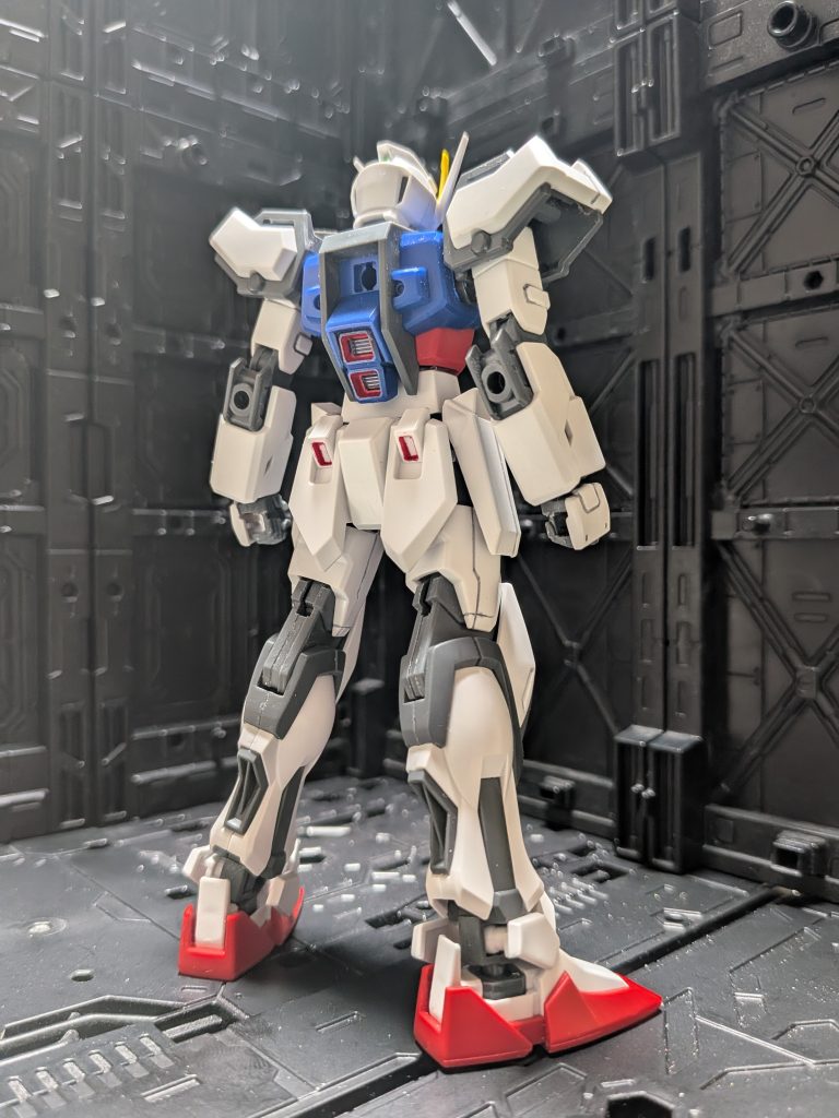 背中のスラスターの塗装に手こずりました。