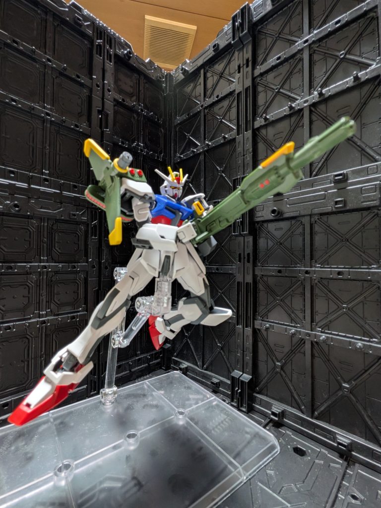 両手持ちもできますが、手首が外れまくるから、片手撃ちの方がポージングし易いです。